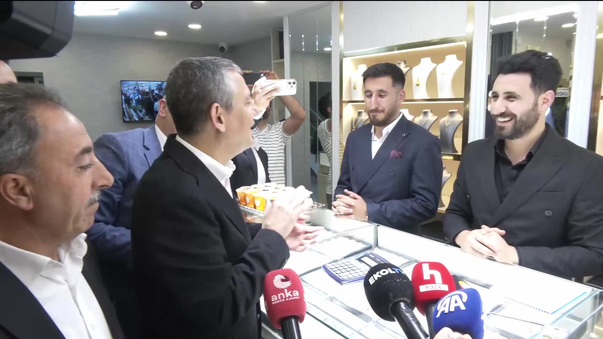 "İktidar değişince emeklide de asgari ücretlide de çiftçide de para bolaracak"