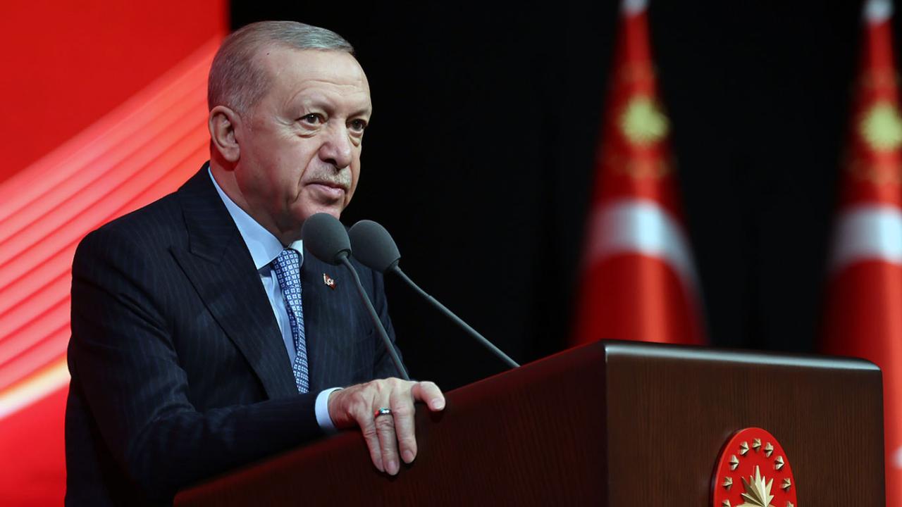 "Erdoğan kimin kulağını çekti?"