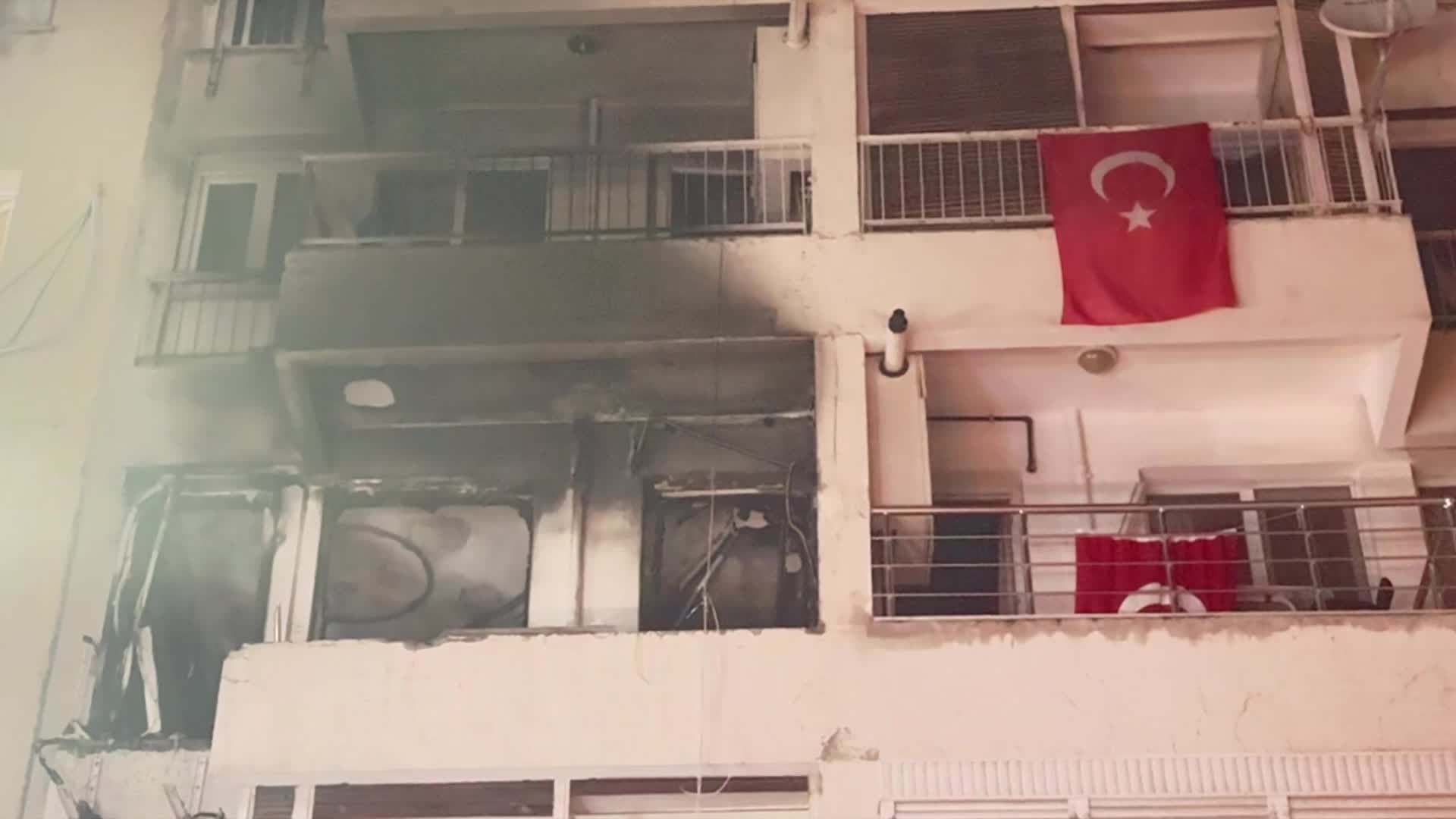 İzmir Bornova'da bir apartman dairesinde meydana gelen patlamada 4 kişi yaralandı