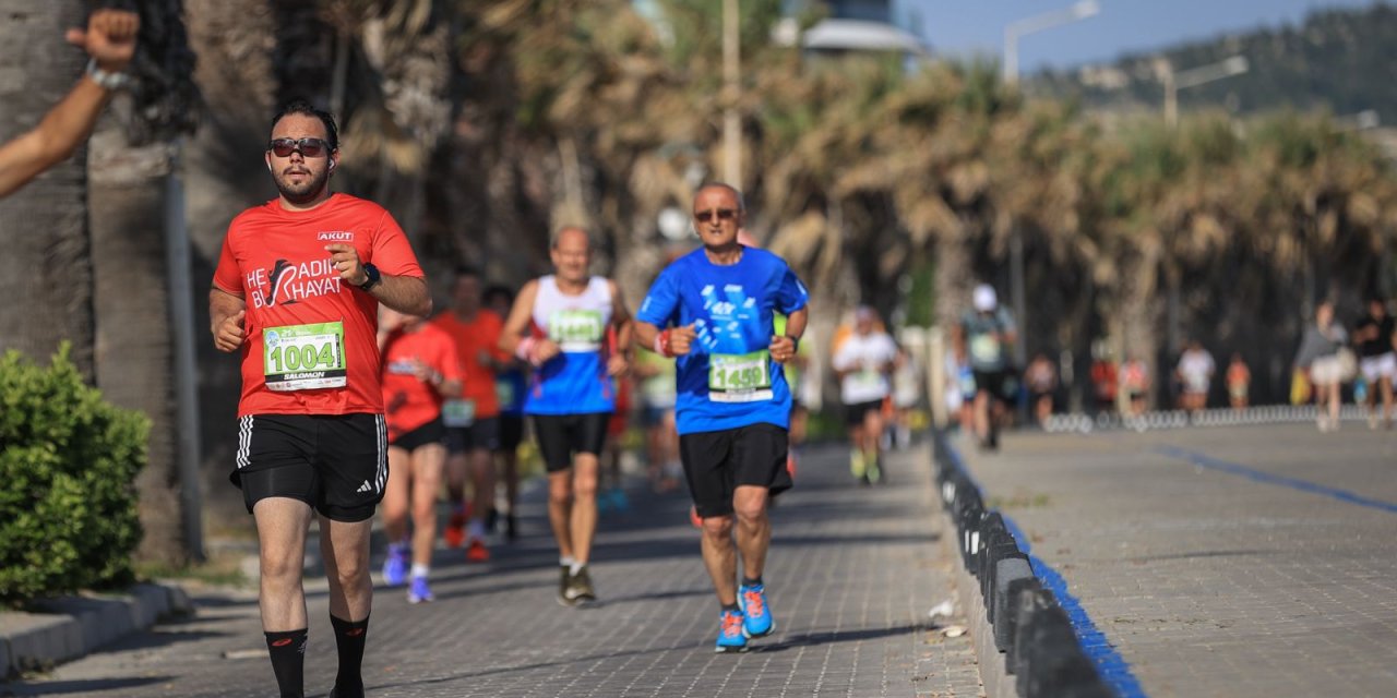 Aylar Ghazvini ve Ahmet Bayram zirvede: 29 ülkeden binler Çeşme Maratonu’nda buluştu