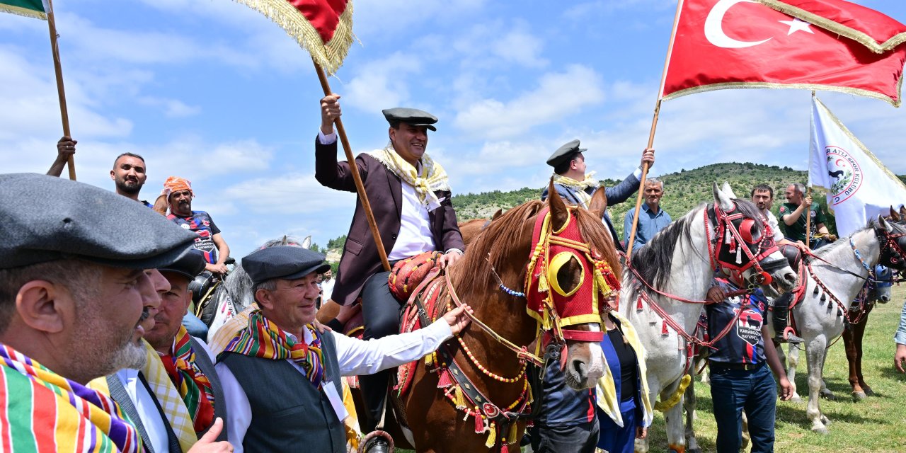 Başkan Zeyrek Yörük şöleninde ata bindi, Zeybek oynadı