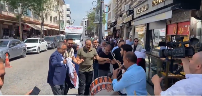 PKK, silah bıraktığını açıkladı: Diyarbakır’da halaylı kutlama