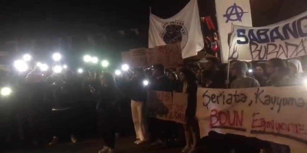 Üniversiteliler gözaltına alınan arkadaşları için Vatan Emniyet önünde