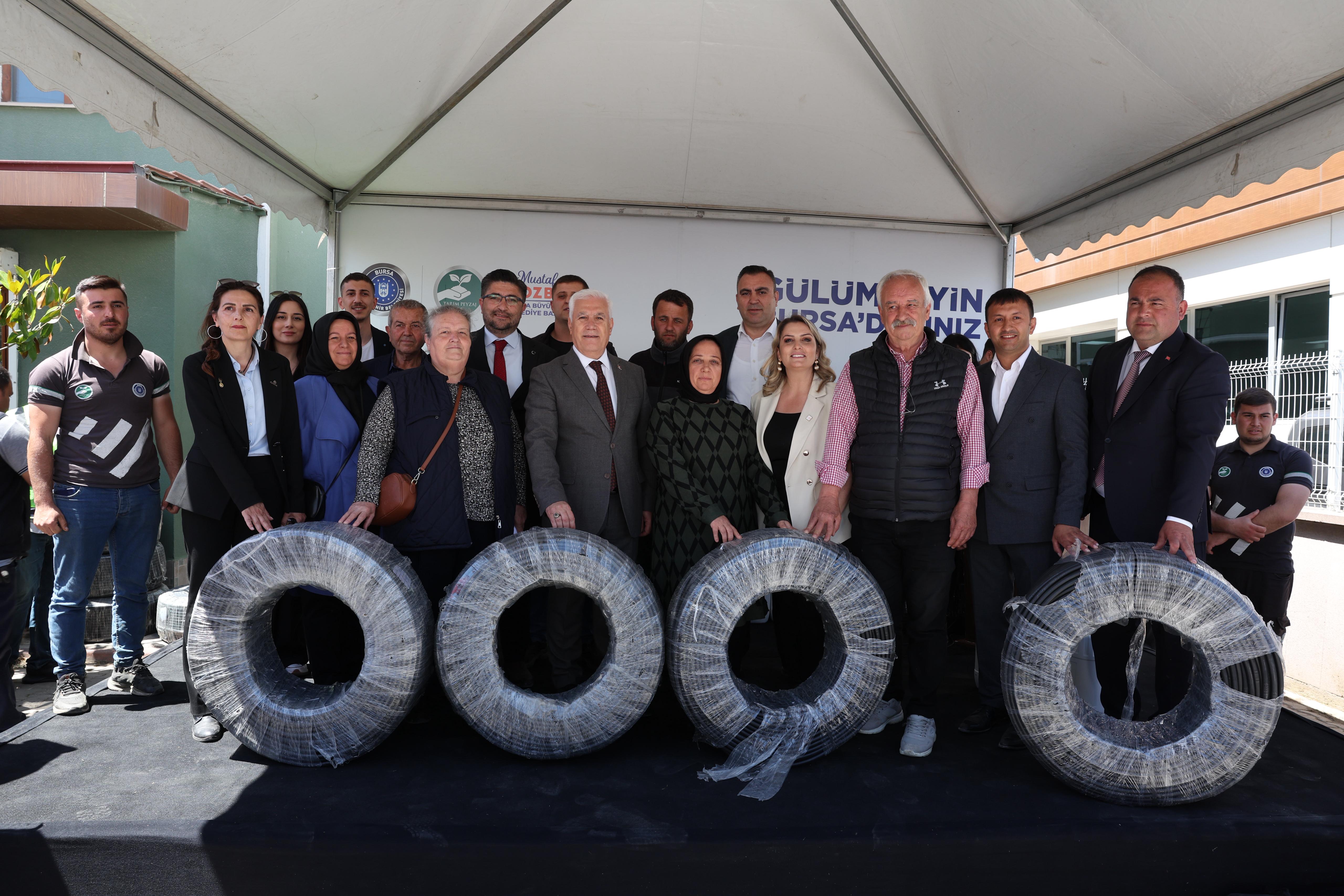 Bozbey’den Çiftçilere Çifte Destek: Damlama Borusu ve Doğal Gübre Teslimi