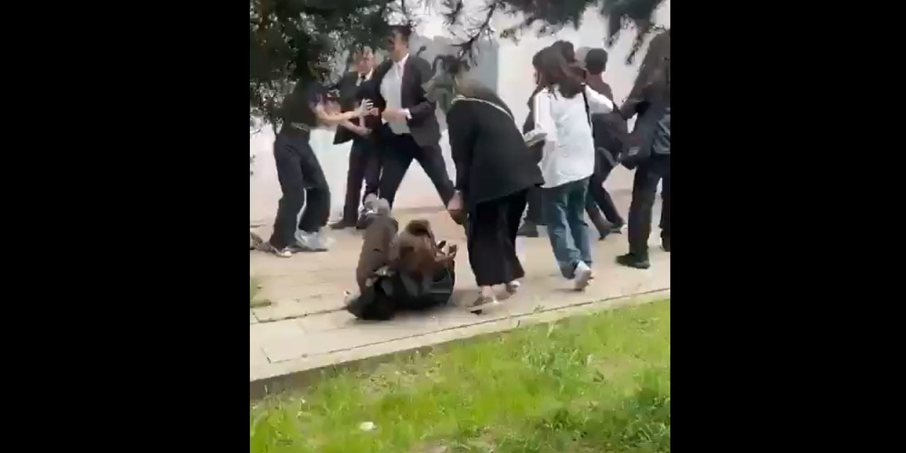 Üniversitenin güvenlik görevlileri öğrencilere vurdu