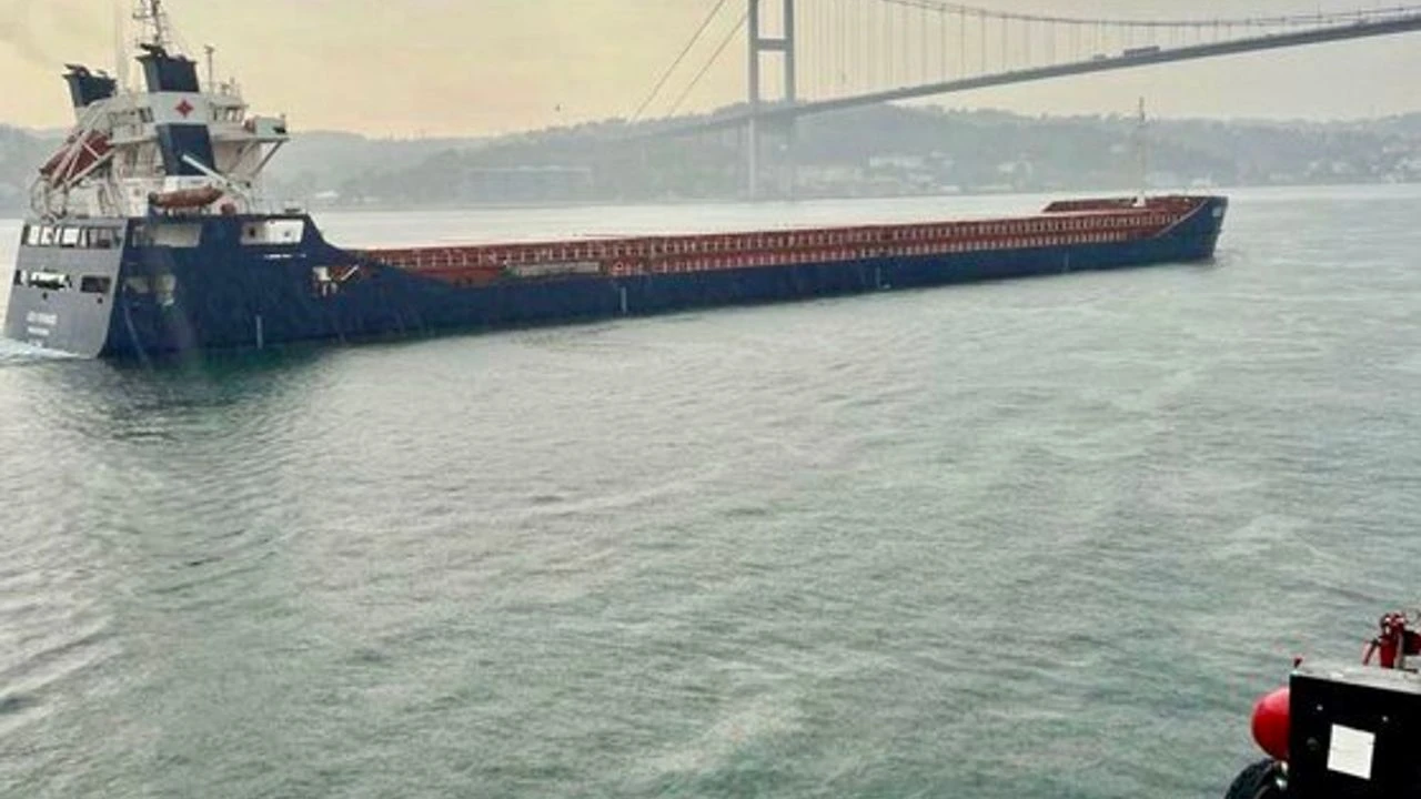 Boğazda dümen arızası yapan kuru yük gemisi kurtarıldı