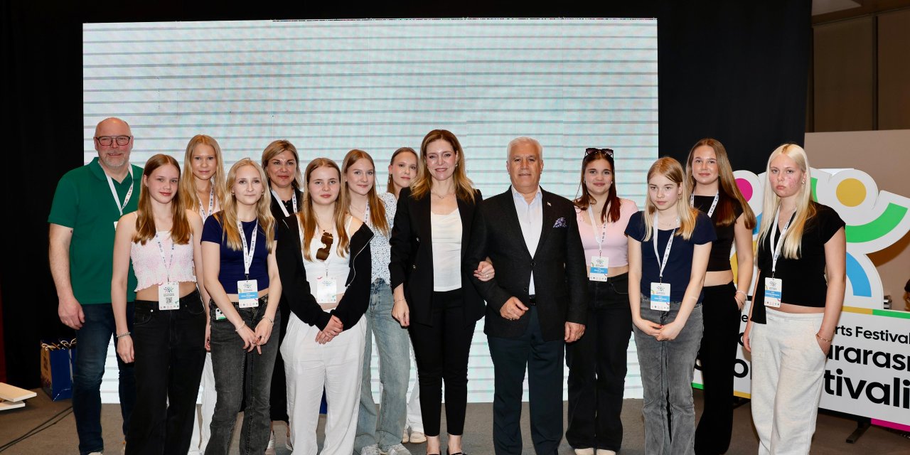 Bozbey, kardeş kentlerden gelen sporcularla buluştu