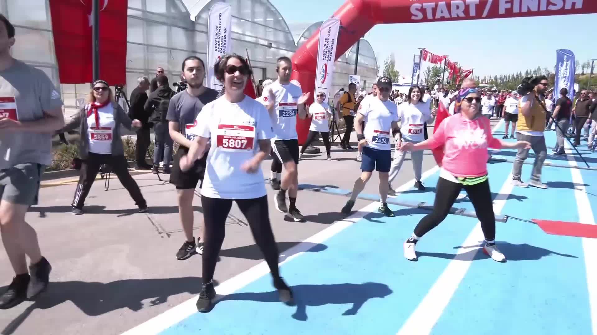 Özgür Özel ve Mansur Yavaş 19 Mayıs Ankara Yarı Maratonu'nun açılışını yaptı
