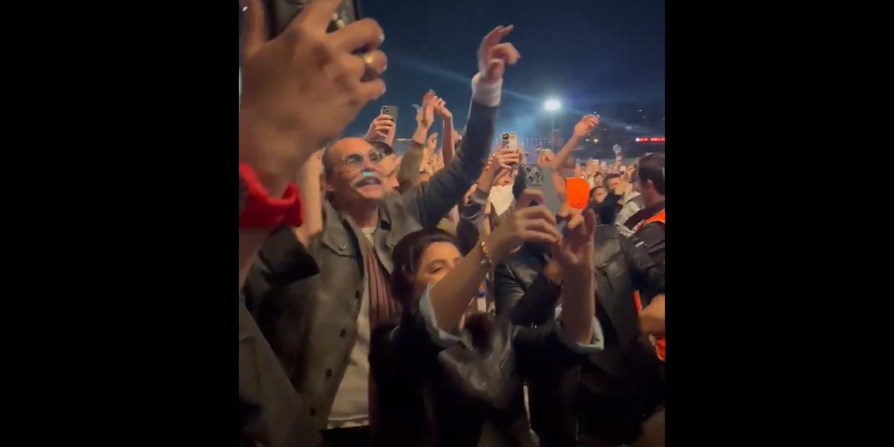 Belediye Başkanı Beşikçioğlu ‘Duman’ konserinde gençlerin arasında