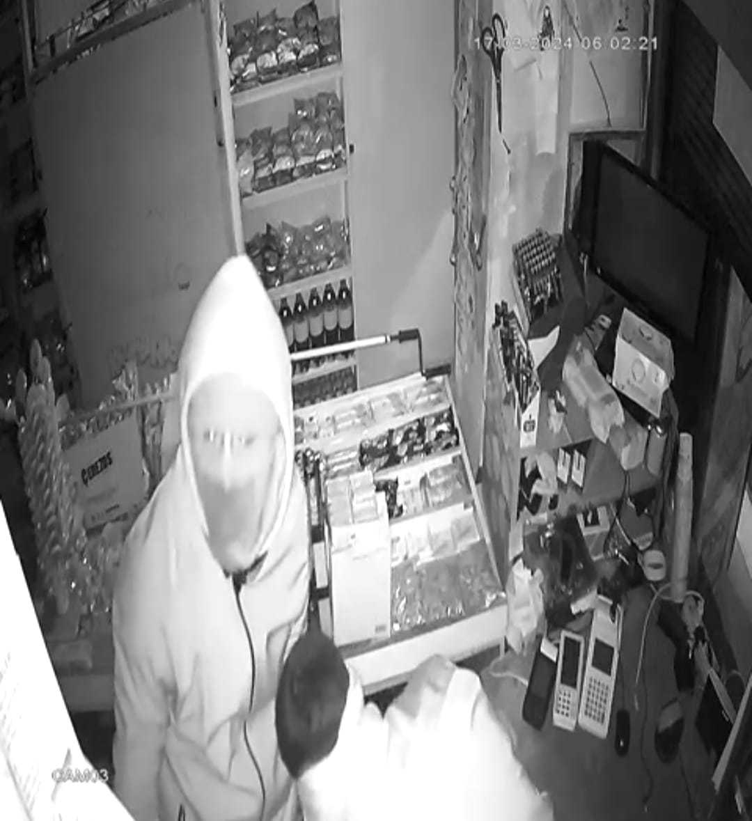 Batman’da büfeden hırsızlık kamerada; 4 dakikada her şeyi çalmışlar