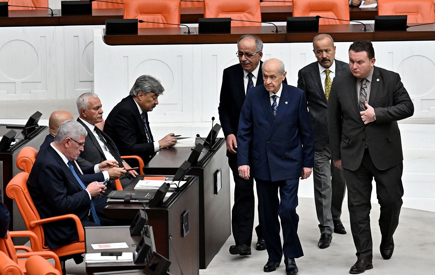 Meclis'ten kulis: Bahçeli'nin komisyon önerisinden AKP'lilerin haberi yoktu