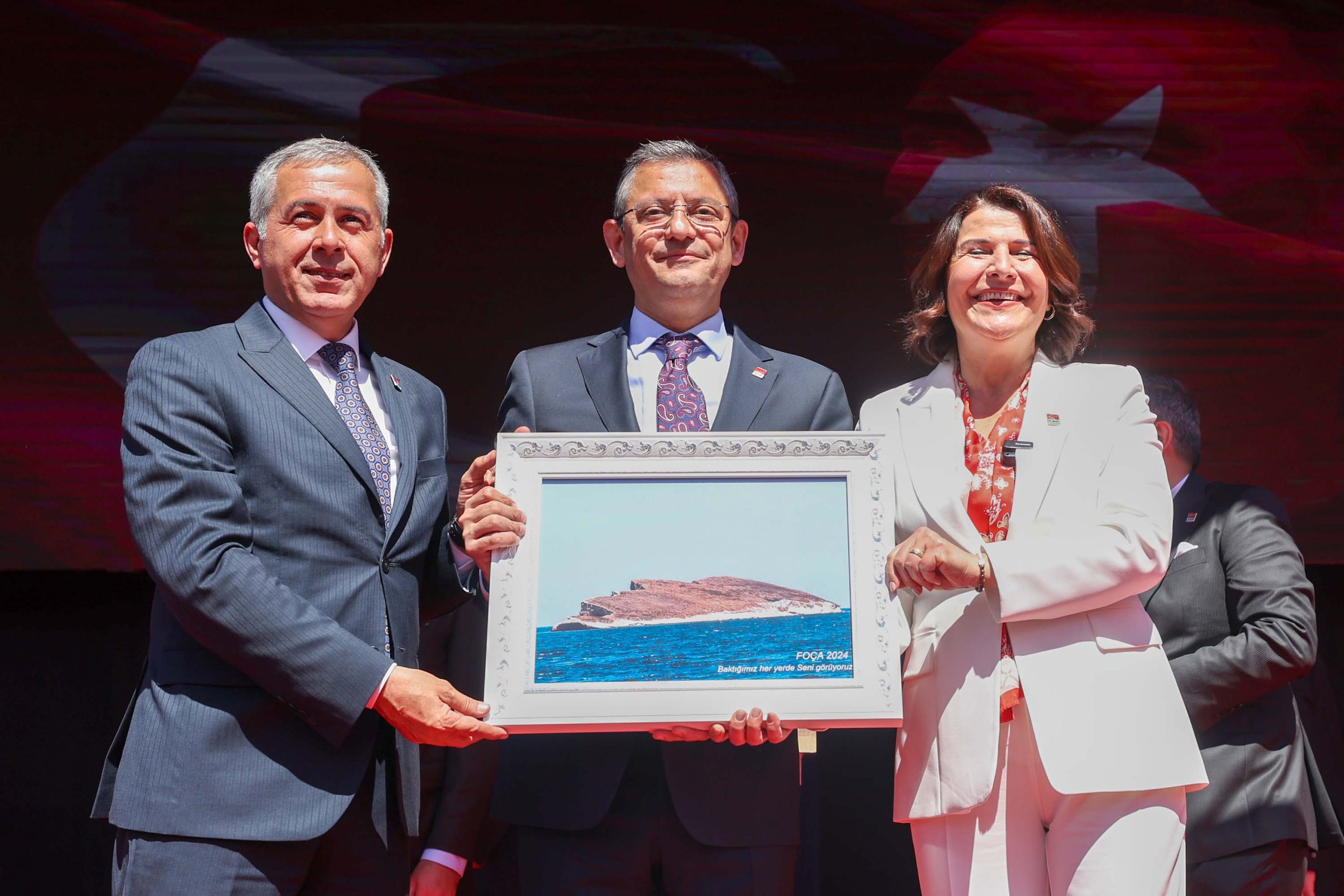 Özgür Özel: Bıyıklı, erkek partilerden yarı yarıya kadınların söz sahibi olduğu bir partiyle ayrışacağız