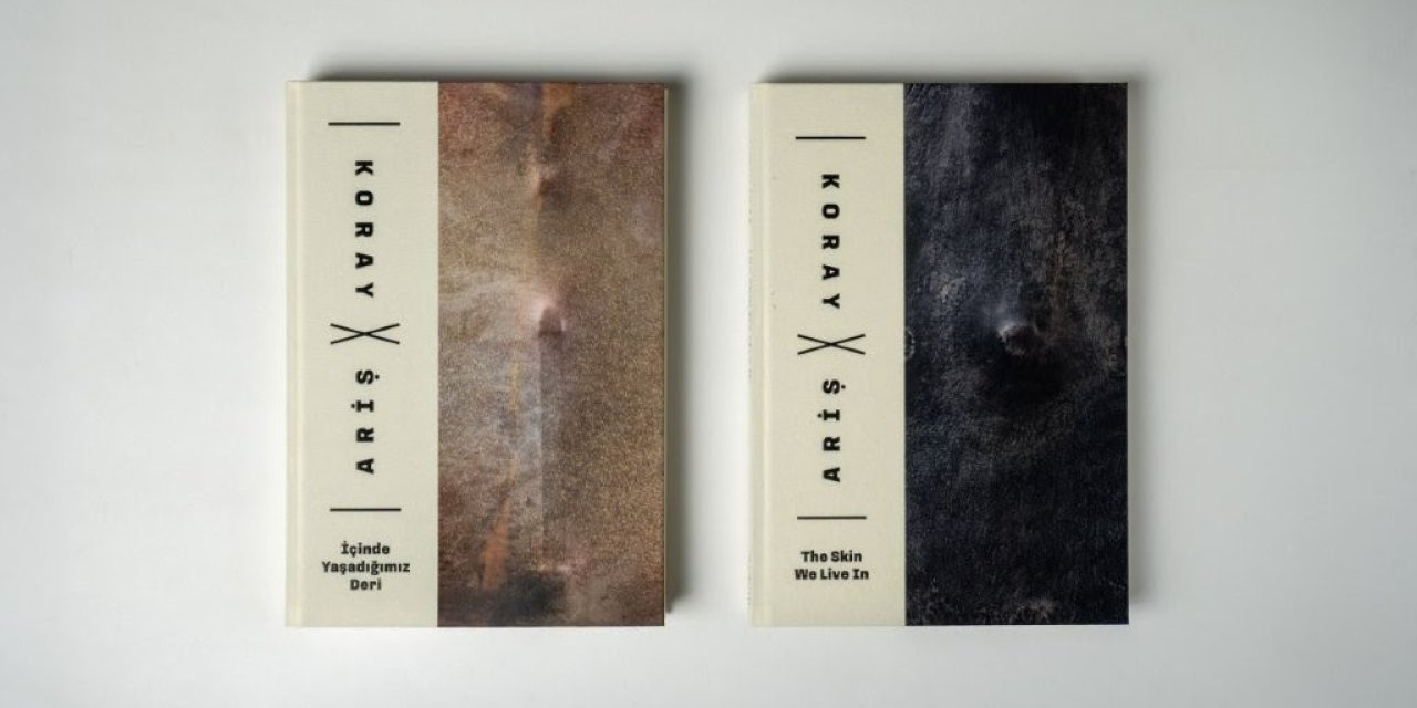 Koray Ariş’in “İçinde Yaşadığımız Deri” sergisine eşlik eden kitap raflarda
