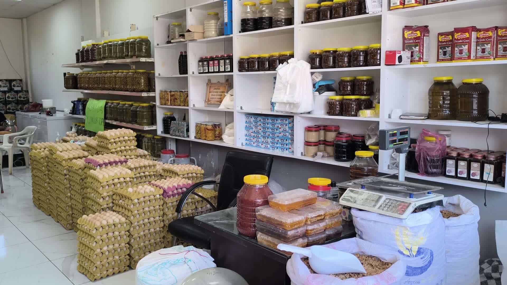 Vatandaşın açlığını yine vatandaş düşünüyor: Askıda yumurta uygulaması başlatan esnaf "Alacak parası yok, zoruma giriyor" dedi