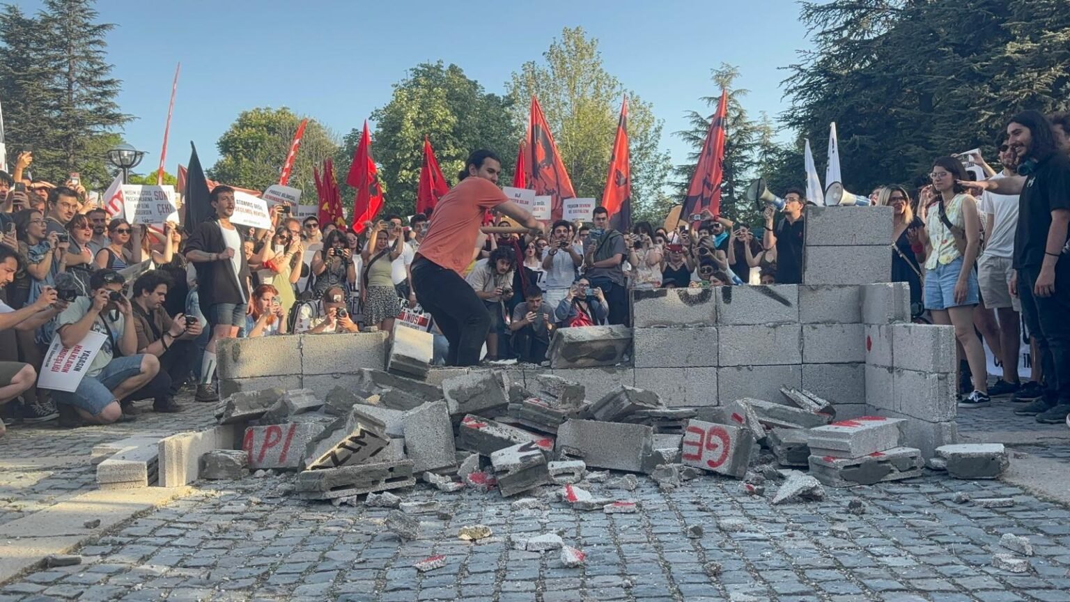 Gelenek sürüyor: Binlerce ODTÜ’lü öğrenci Devrim Yürüyüşü için toplandı