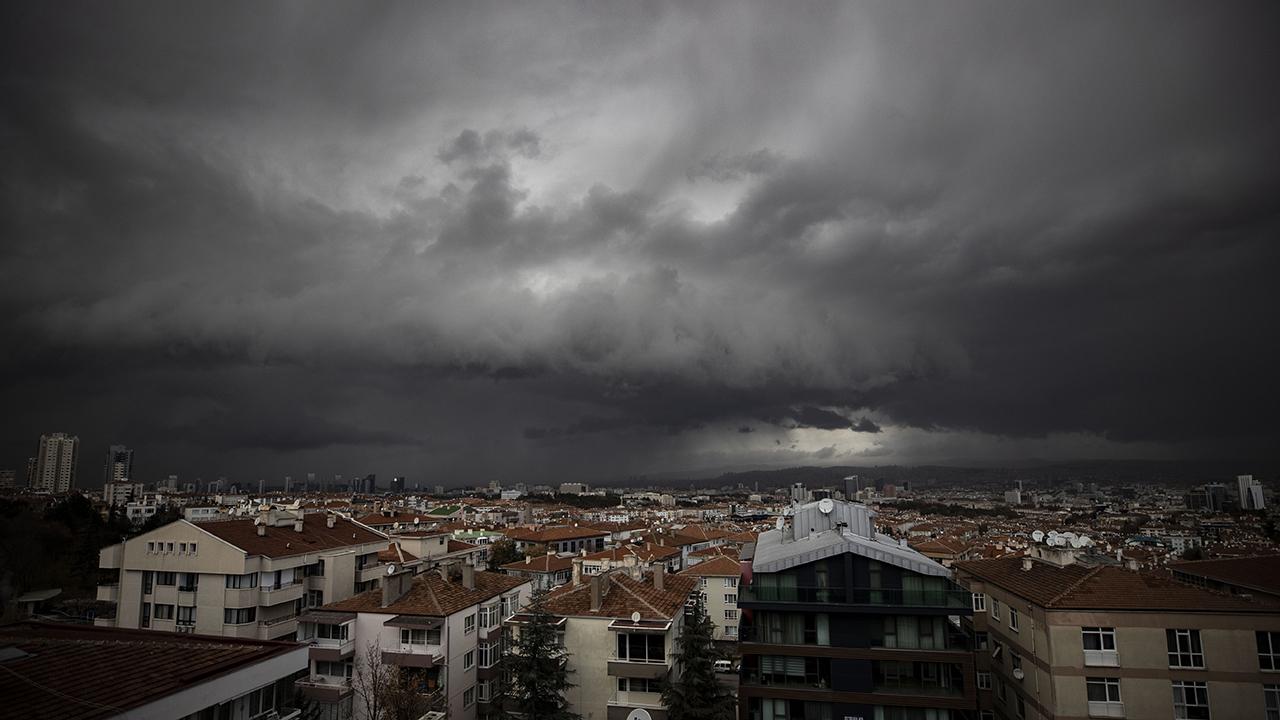 Ankara Valiliği'nden uyarı: Çatılar uçabilir, ağaçlar devrilebilir