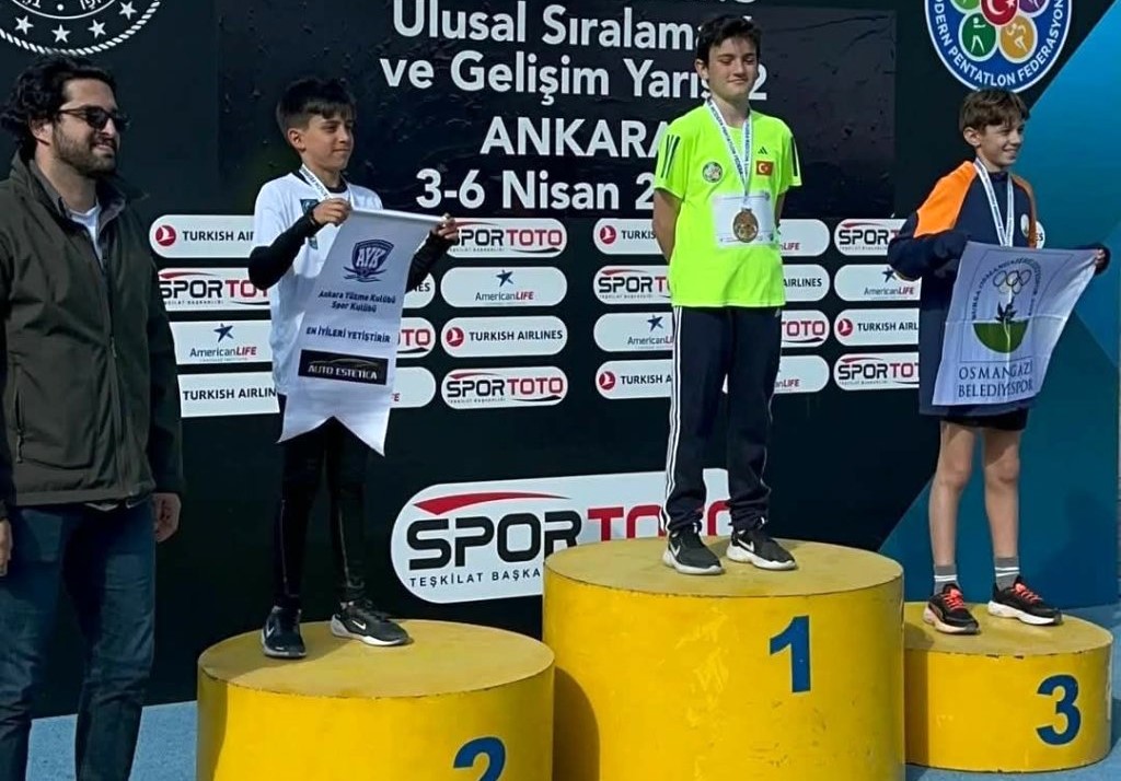 U13 kategorisinde yüzme, atış ve koşunun üçünde de şampiyon oldu