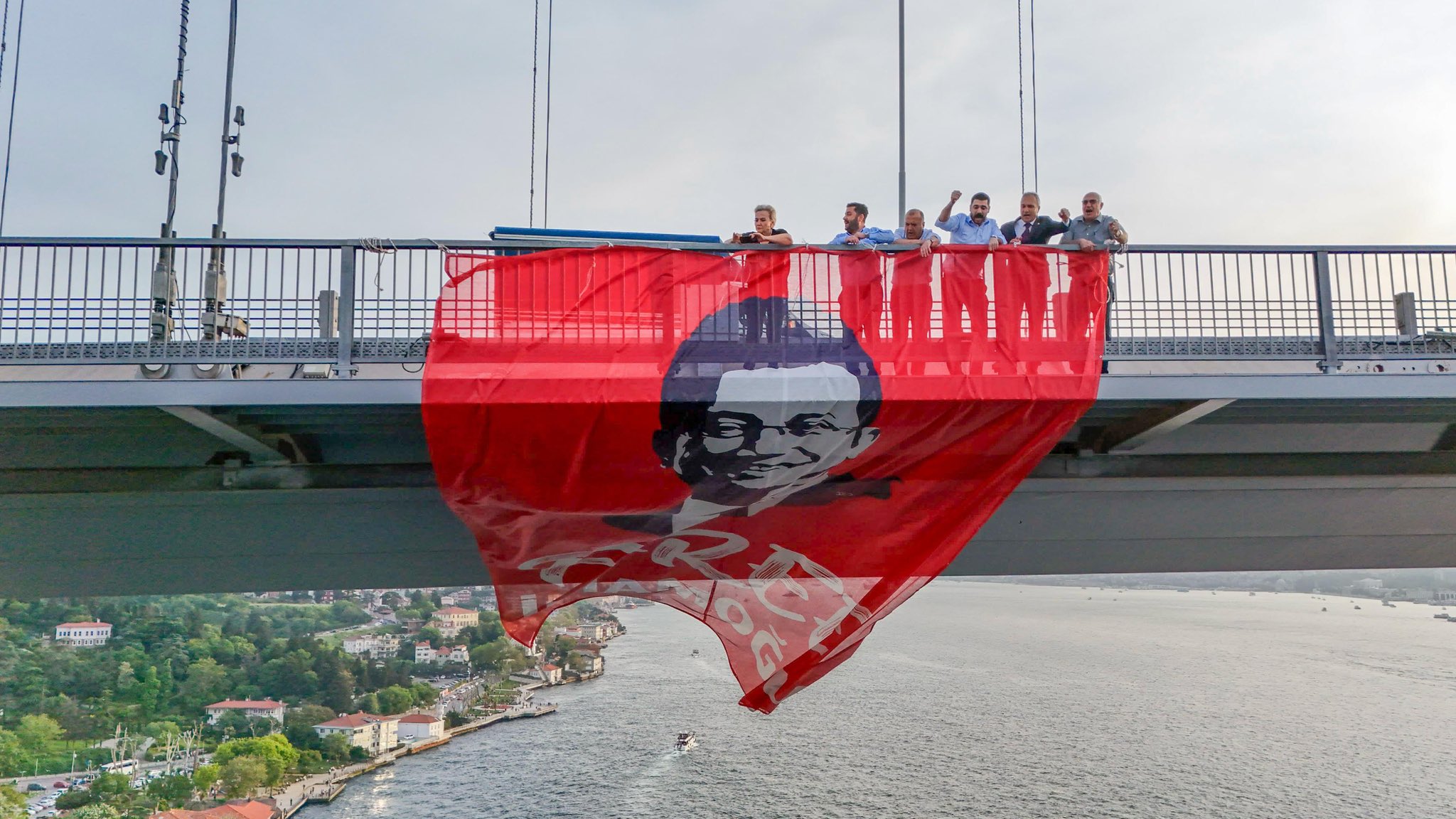 Boğaziçi Köprüsü'ne "Free İmamoğlu" pankartı asan CHP'li vekillere soruşturma