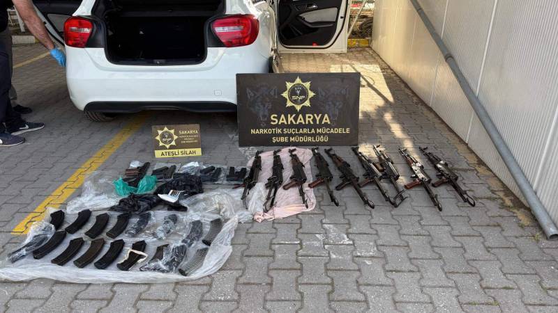 Sakarya'da bir polis memurunun aracında cephanelik çıktı