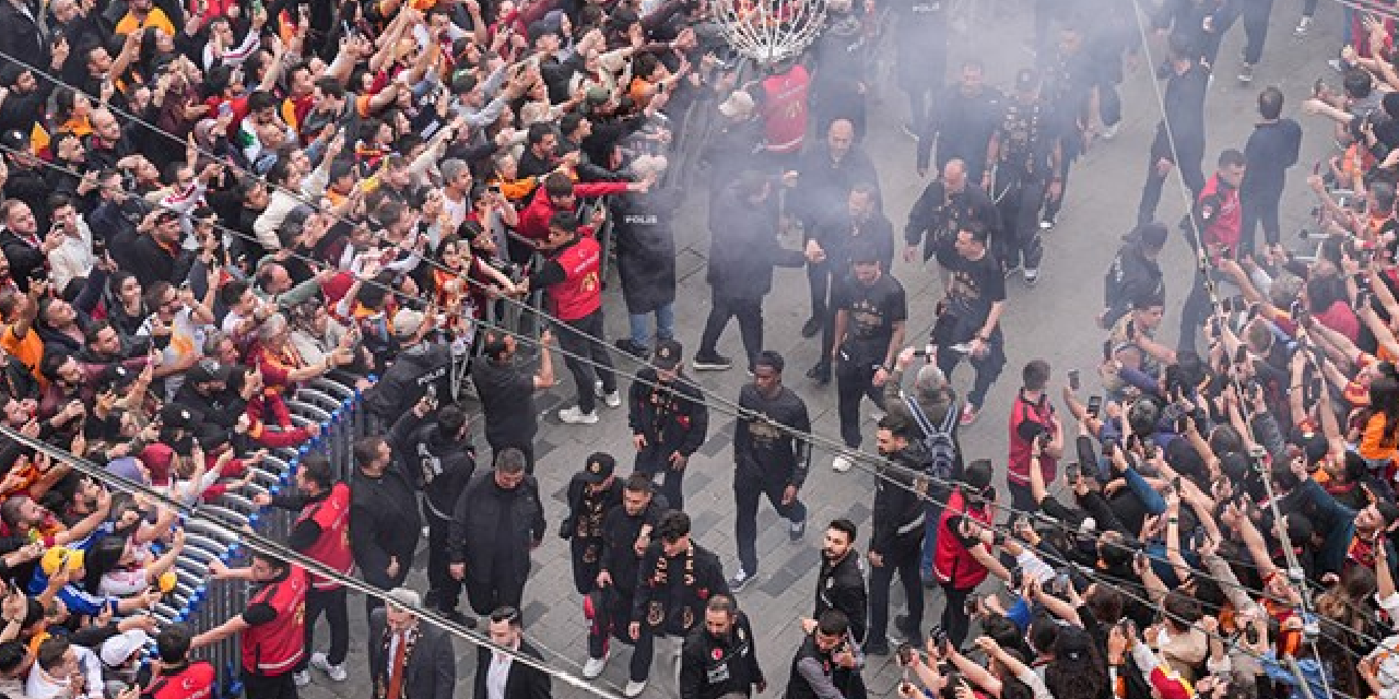 Galatasaray 25. şampiyonluğunu taraftarıyla kutluyor