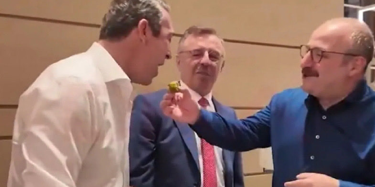 AKP'li Varank, Ali Koç'a elleriyle baklava yedirdi