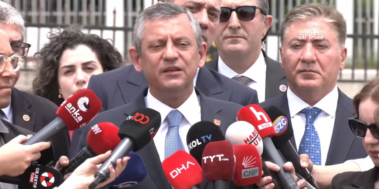 Özel, "parti içi karışıklık arayanlara" Yeni Şafak'ı tavsiye etti: "Mehmet Şimşek'e odunla vurmuşlar"