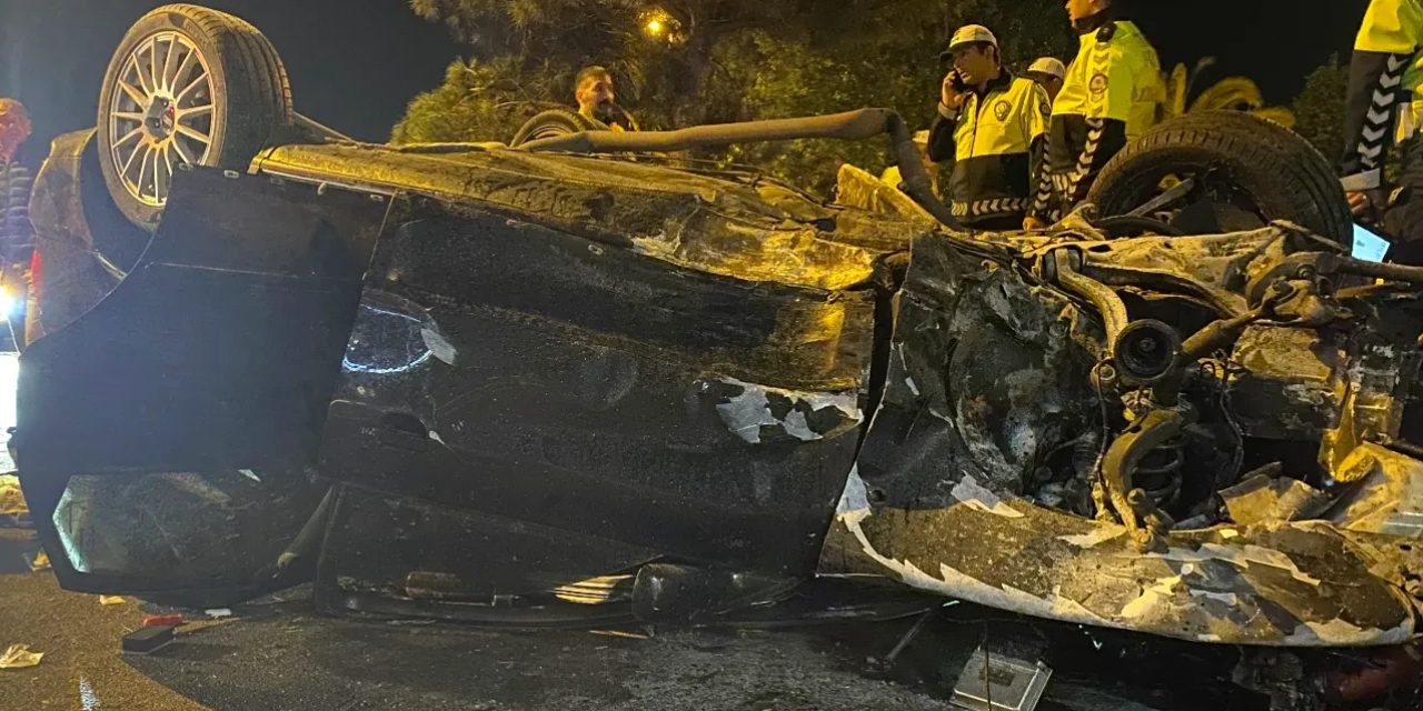 Kartal’da zincirleme kaza: Refüj ağaçlarını biçip karşı şeride yuvarlandı