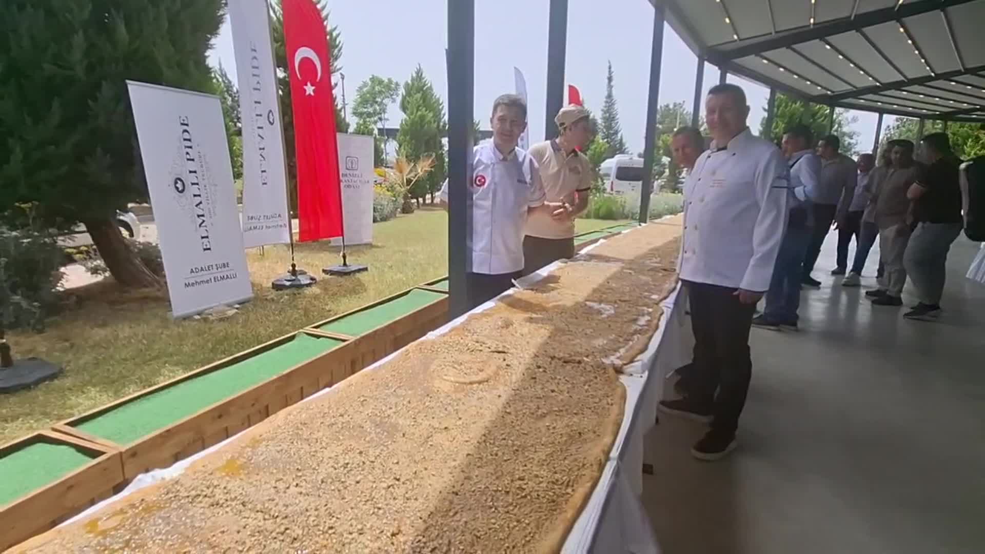 12 metre 30 santimetrelik ballı, cevizli tahinli pide ile rekor denemesi yapıldı