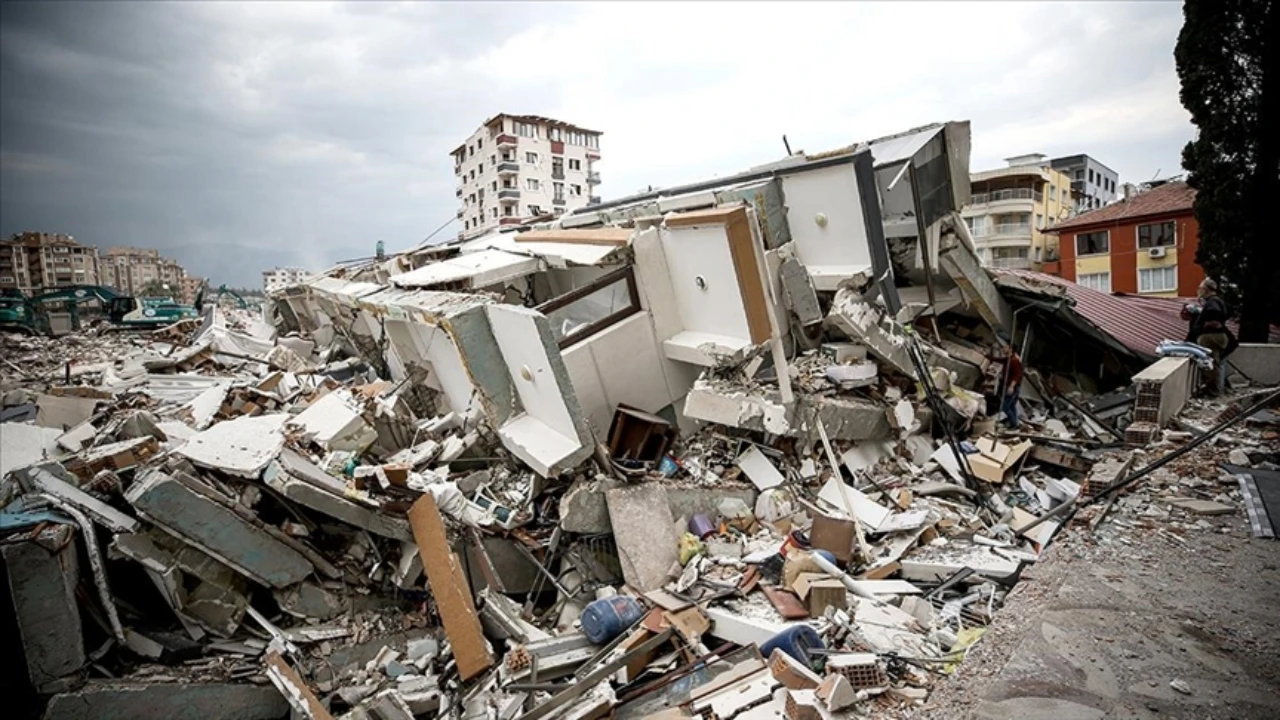 Depremde yıkılan Göçemen 2 Apartmanı davası sanığı Antakya Belediye Başkan Yardımcısı hakkında zorla getirme kararı