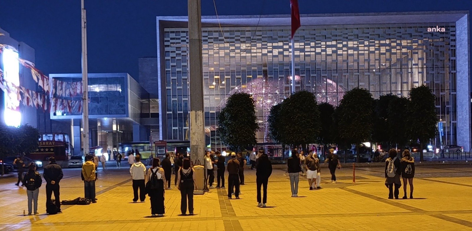 Taksim'de gözaltına alınan gençlere, "Eyleme katılmanız yönünde baskı yapıldı mı" diye soruldu