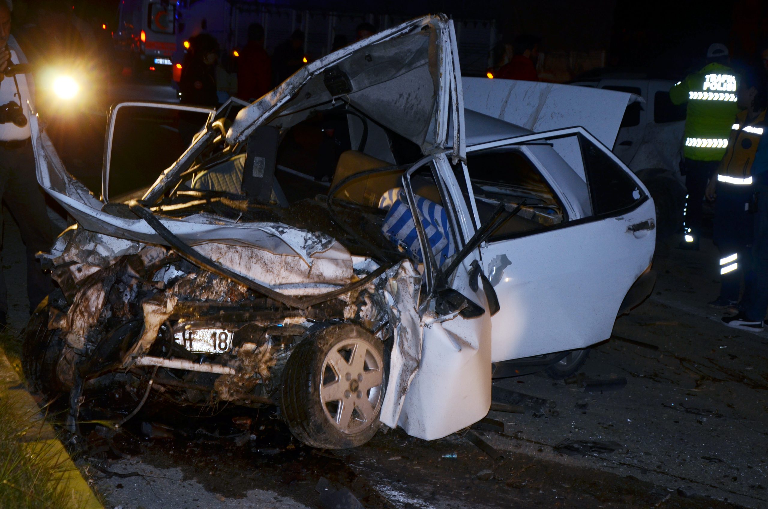 Antalya'da 3 aracın karıştığı kazada 3 kişi hayatını kaybetti