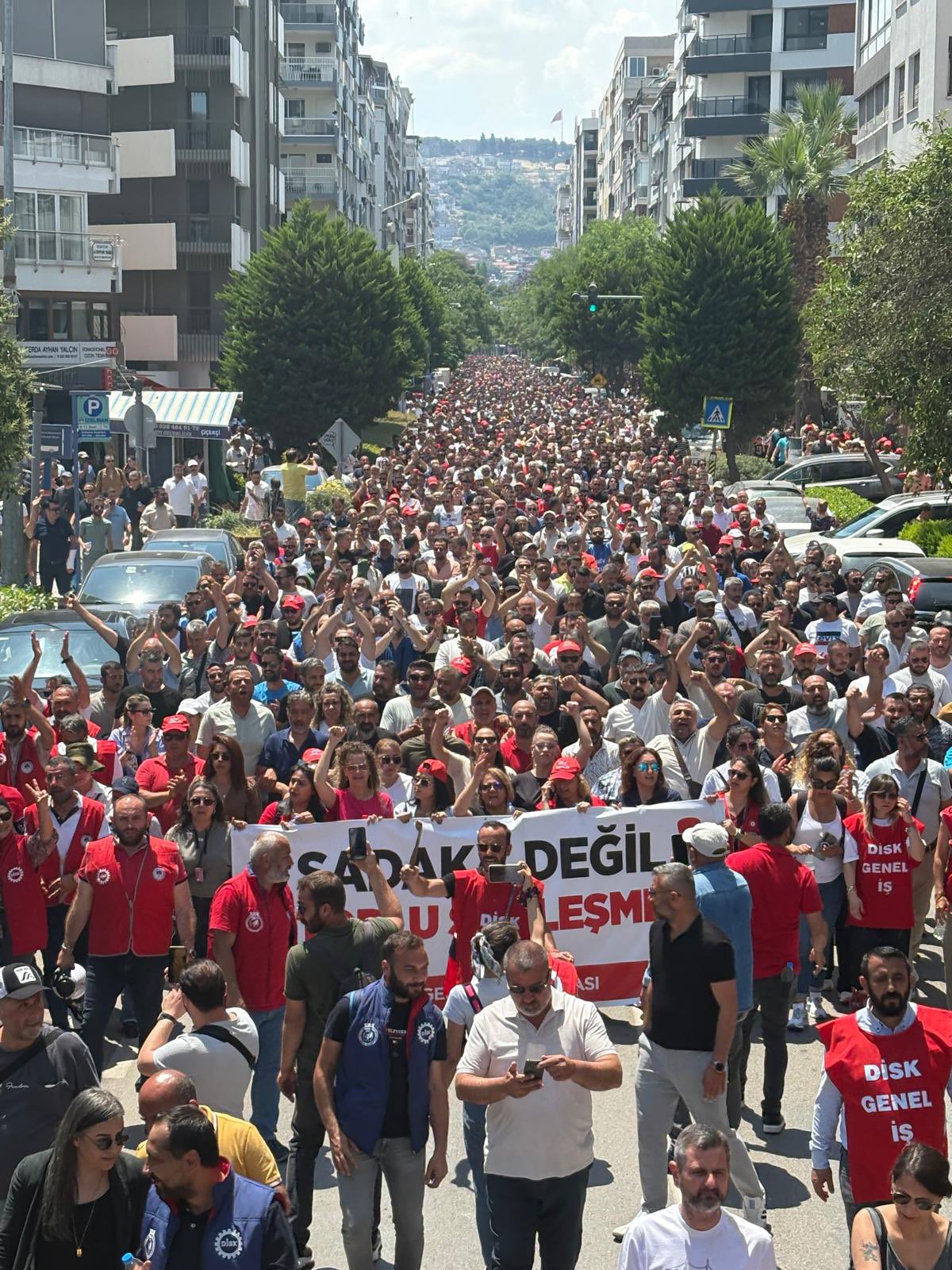 İzmir’de büyük grev ikinci gününde: "Sadaka değil toplu sözleşme"