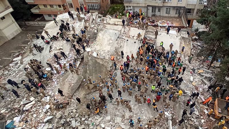 Deprem enkazından çıkan ziynet eşyalarını zimmetine geçiren eski polis hakkında dava