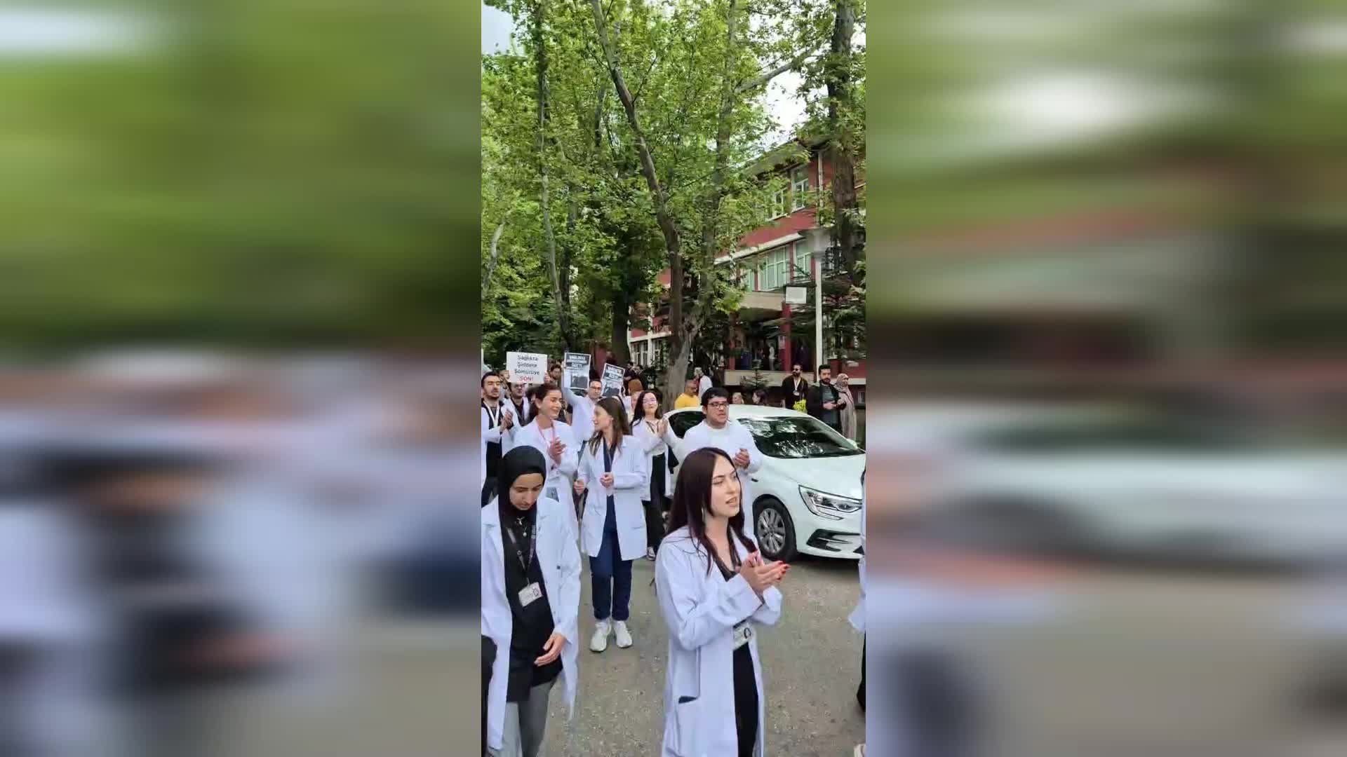 Hekimler bir doktora şiddeti protesto etti: Artık gerçek bir mücadele zamanı geldi