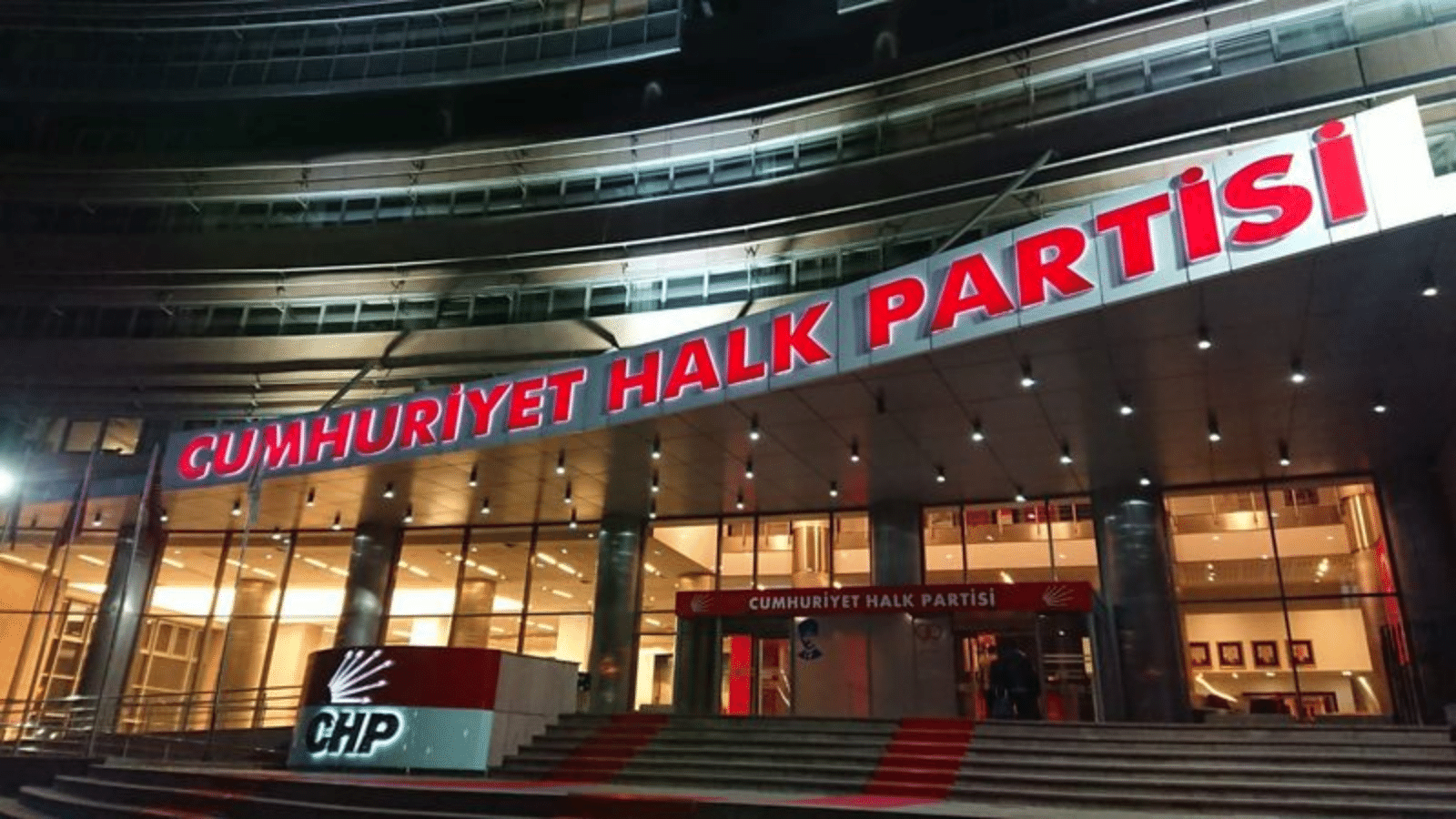 İBB’ye 5. dalga operasyonu: CHP’den “siyasi darbe” tepkisi