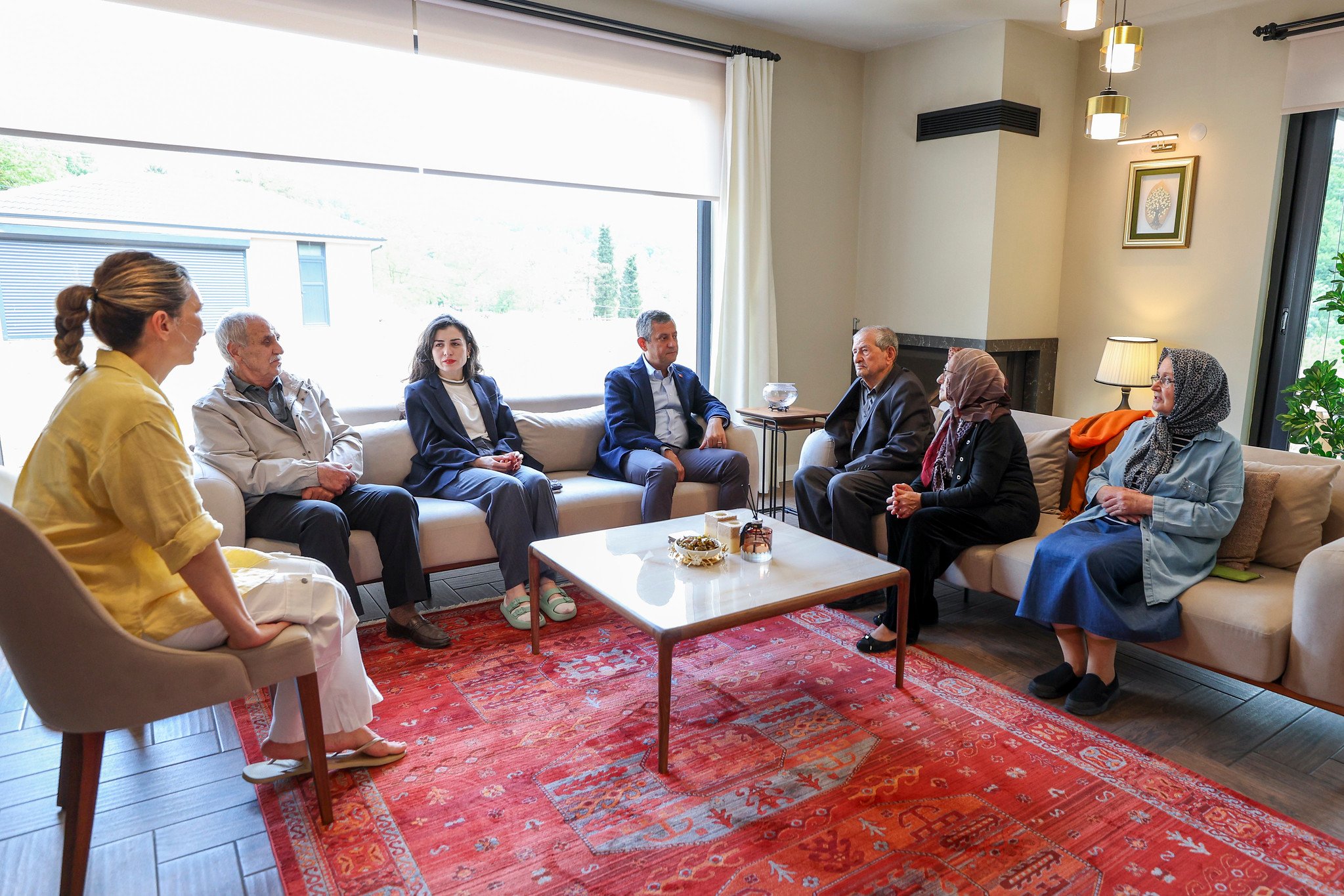 Özgür Özel, tutuklu İBB Özel Kalem Müdürü Kadriye Kasapoğlu’nun ailesini ziyaret etti