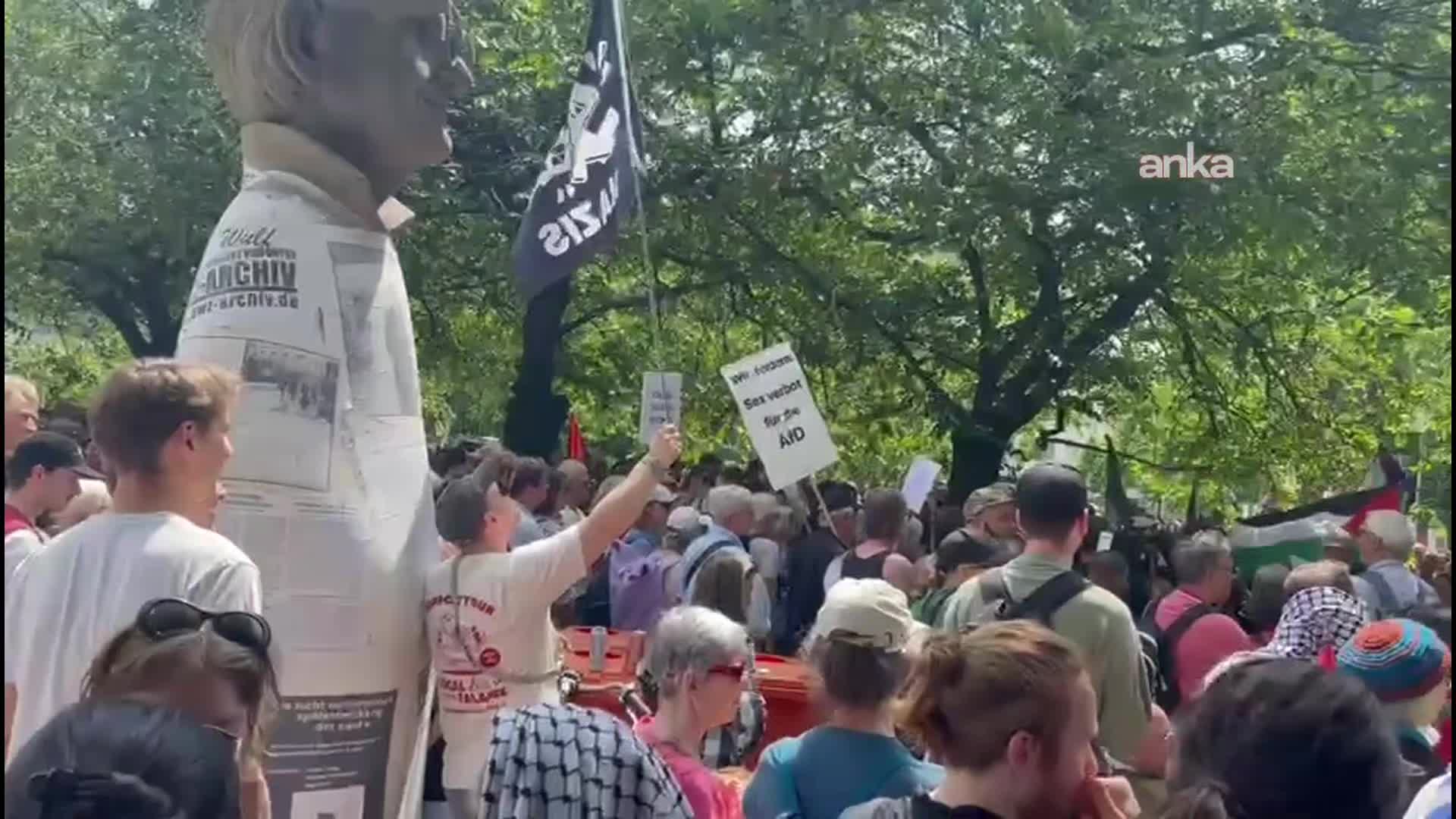 Aşırı sağcı yürüyüşe karşı, “Nazilere bir metre bile yer yok” sloganlı protesto mitingi düzenlendi