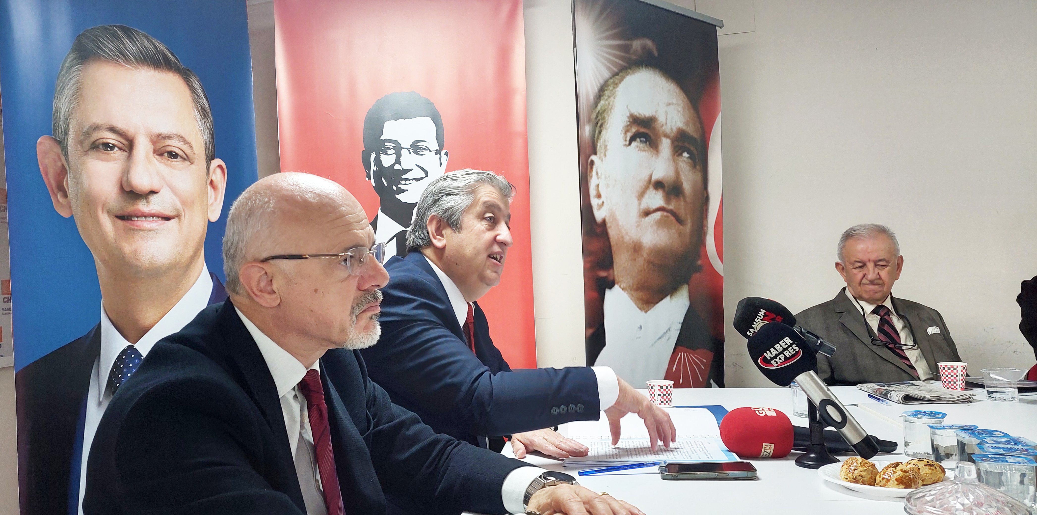 Milletvekili, seçmenlerine bir yılın hesabını kitapçıkla verdi!