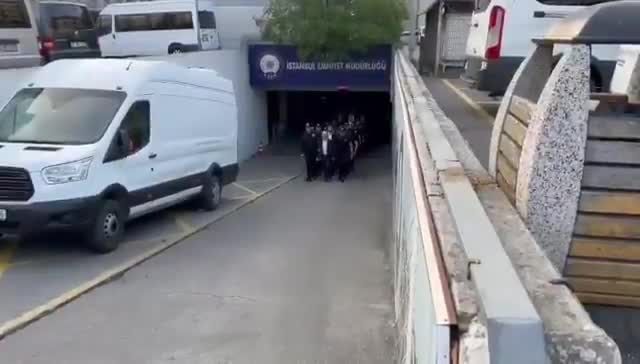 Deniz Yücel'den CHP’li başkanların sevk görüntülerine tepki: Bunun adı İmamoğlu korkusu