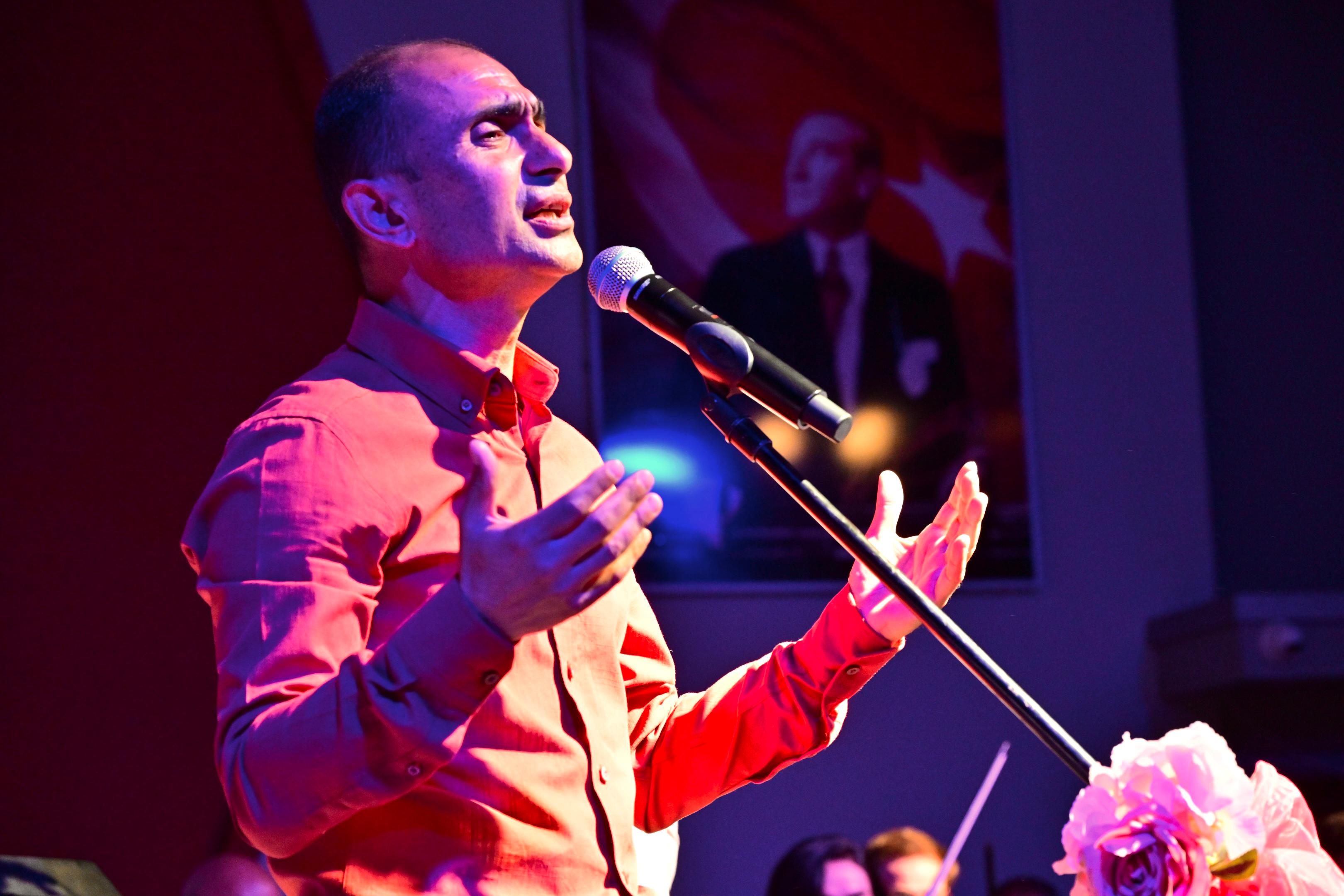 “Türkü Gibi Şarkılar” Ayakta Alkışlandı