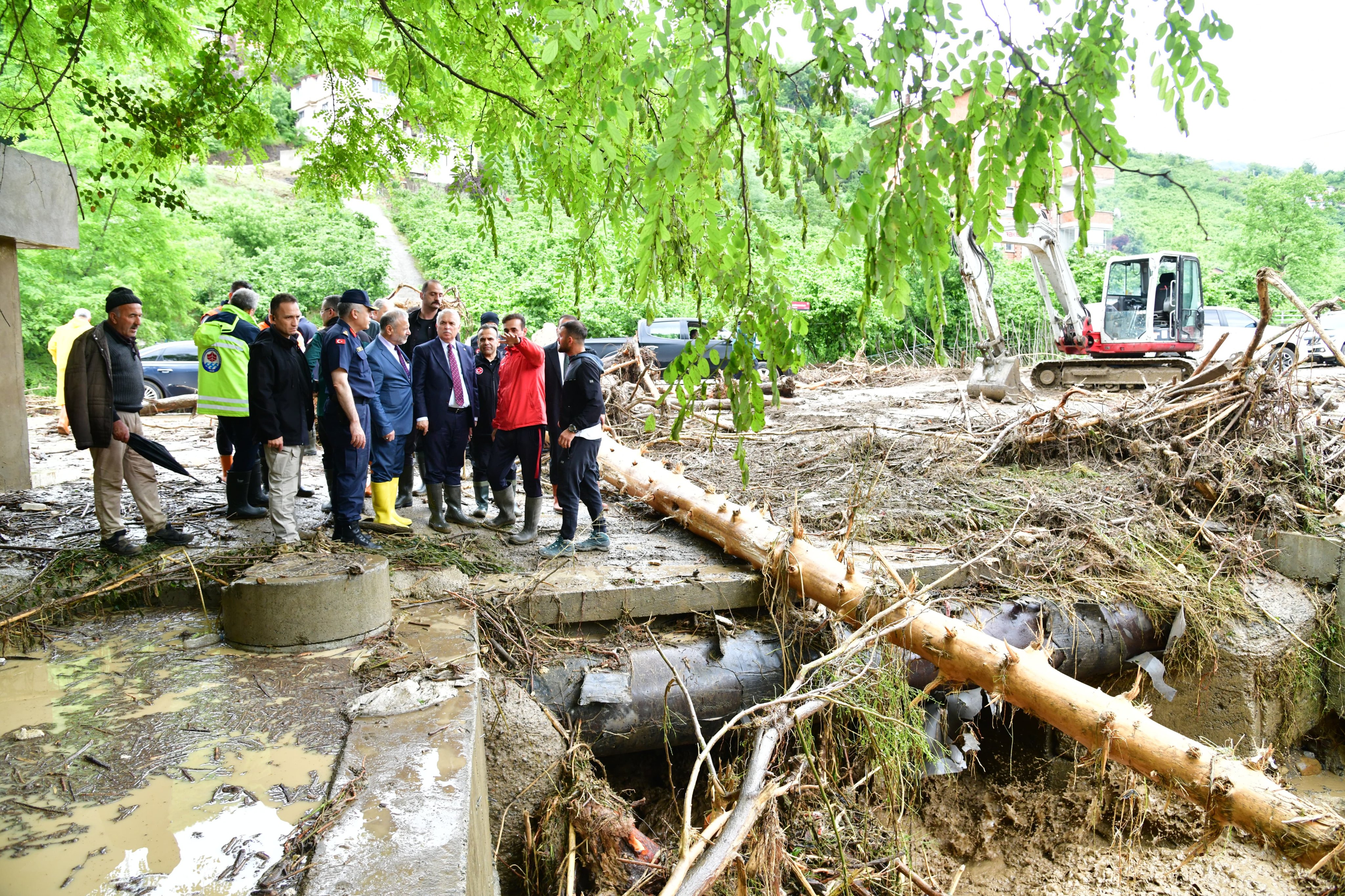 Trabzon'da sağanak felaketi: Sokaklar göle döndü, 72 yaşında bir kişi kayboldu