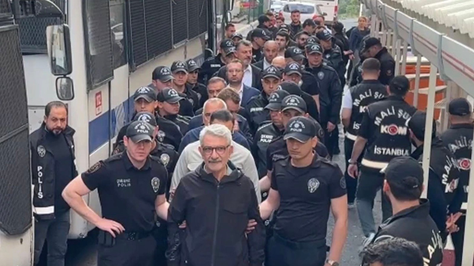 DEM Parti’den CHP'lilerin gözaltı fotoğraflarına tepki: Tek sıra fotoğraflar siyasi soykırımı andırıyor