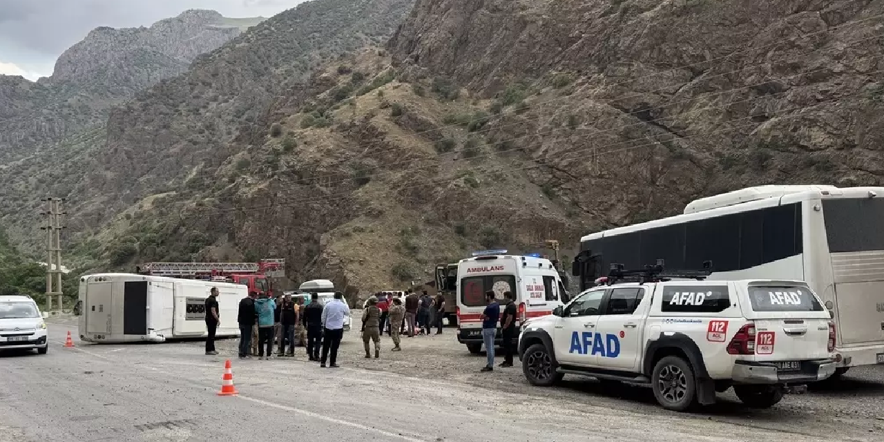 Hakkari'de askeri midibüs devrildi: 12 asker yaralandı