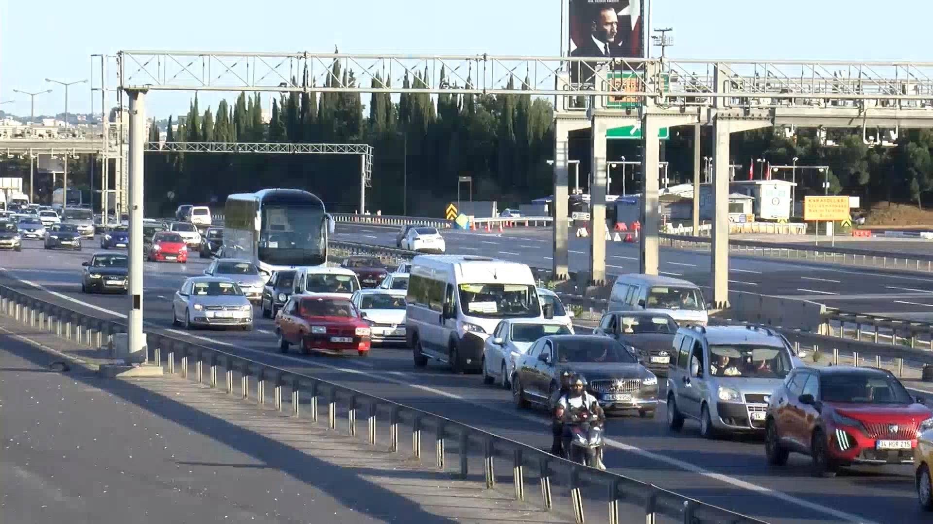 Bayram nedeniyle İstanbul'dan çıkışlar başladı: TEM Otoyolu'nda yoğunluk