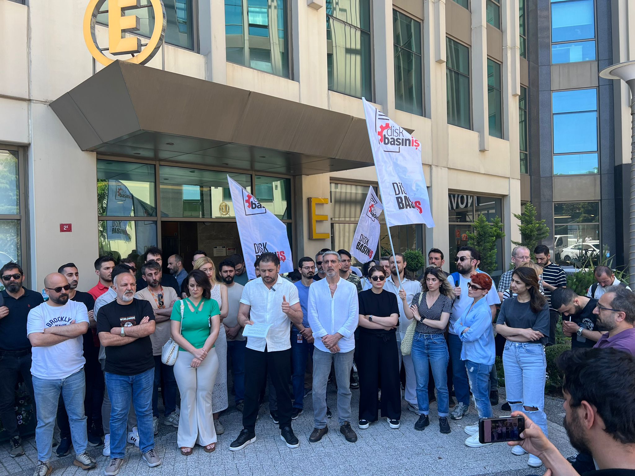 Maaşları ödenmeyen KRT emekçileri eylemde