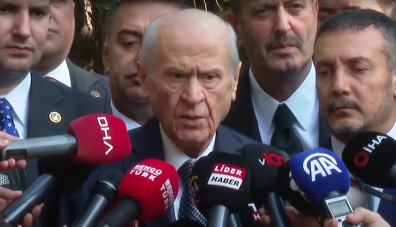 Bahçeli'den bayram sabahı yeni anayasa çağrısı:  Siyasi Partiler Kanunu, seçim sistemi ve Meclis iç tüzüğü de listede