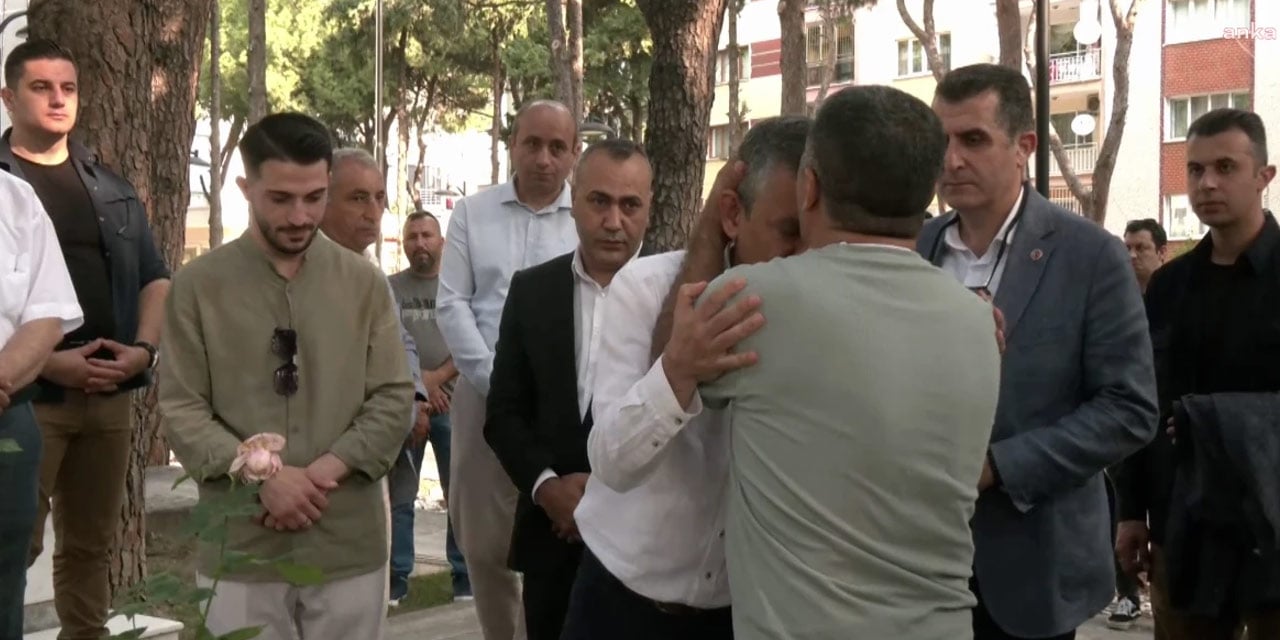 Şehidin babası CHP lideri Özgür Özel’i alnından öptü