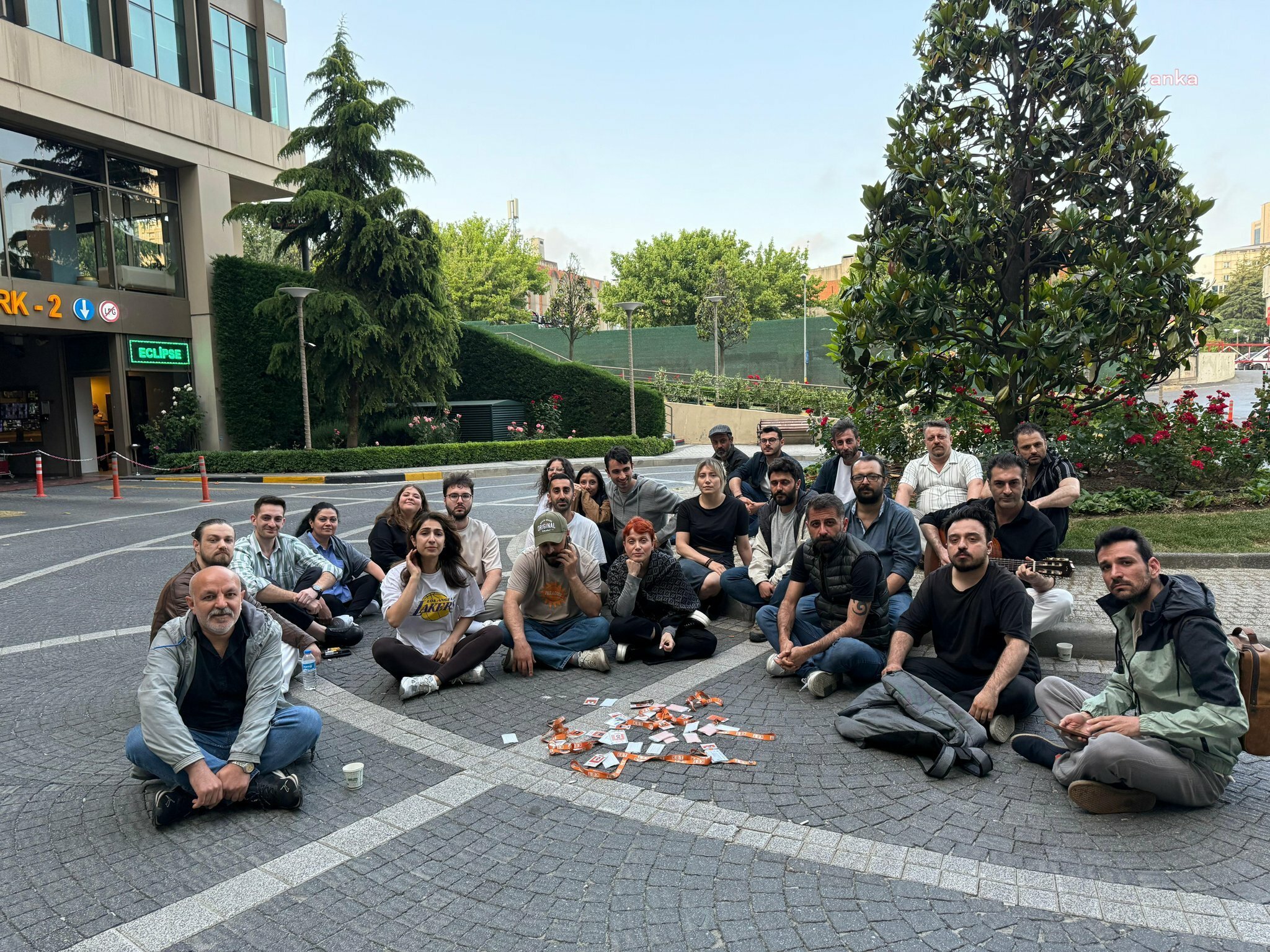 KRT emekçilerinin direnişi sürüyor: Bayramın üçüncü gününe dayanışmaya çağrısı
