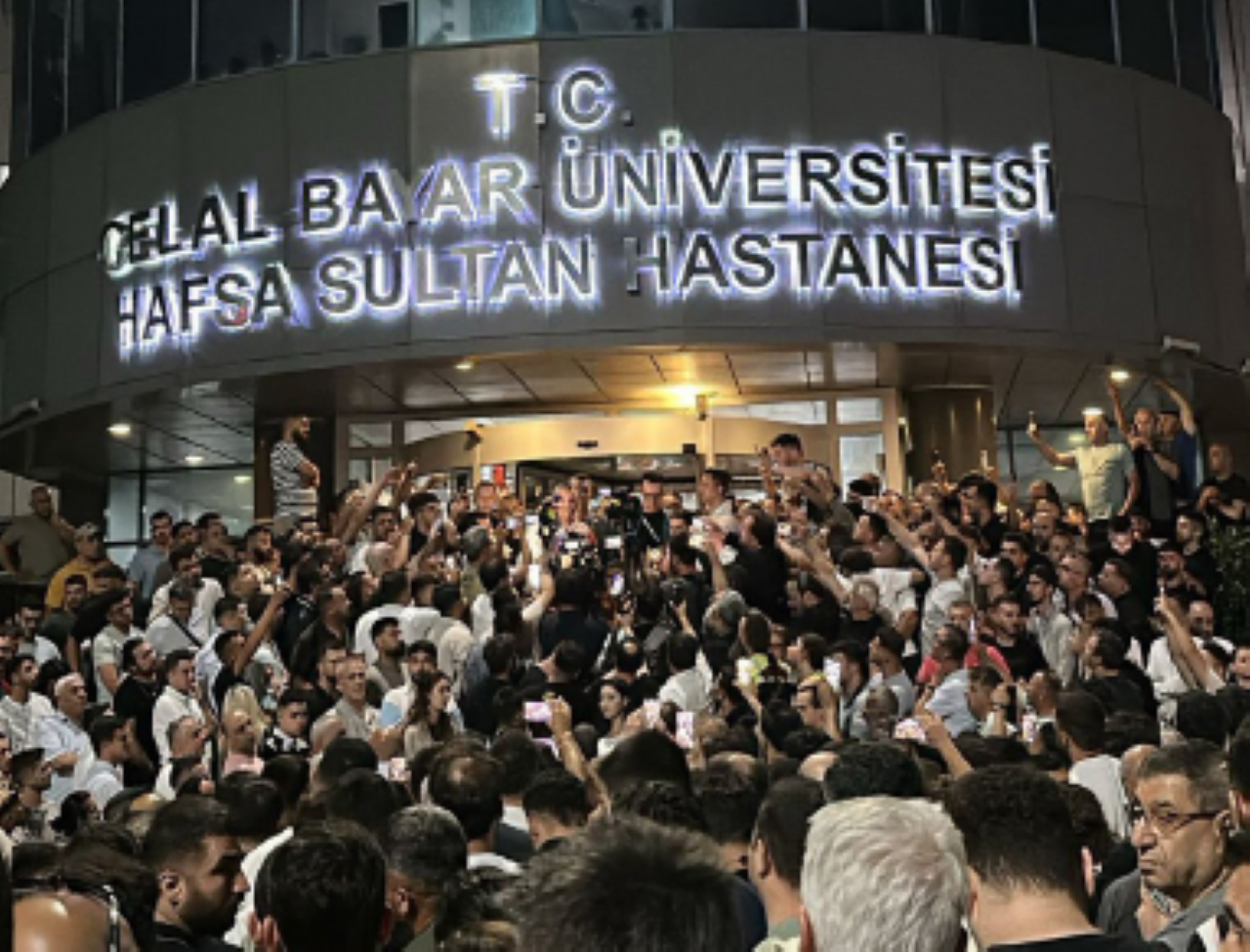 Manisalılar başkanlarına koştu: Hastane önünde Başkan Zeyrek nöbeti