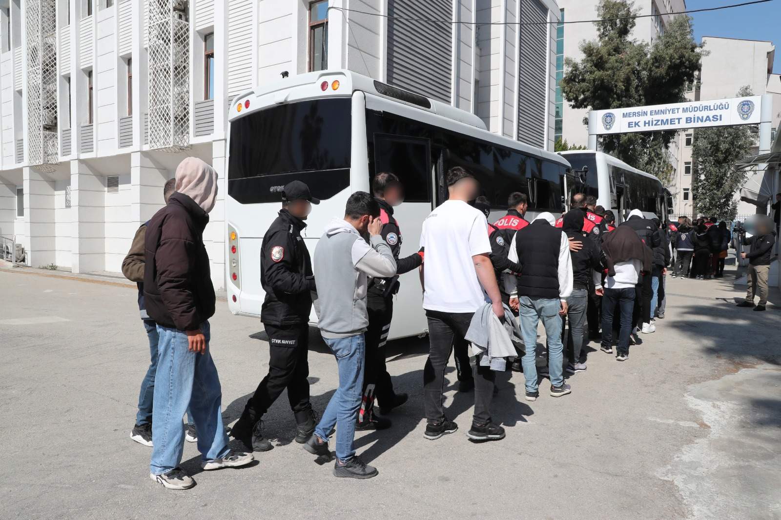 Mersin'de kopya sitelerle 180 milyonluk dolandırıcılık operasyonu: 32 kişi yakalandı